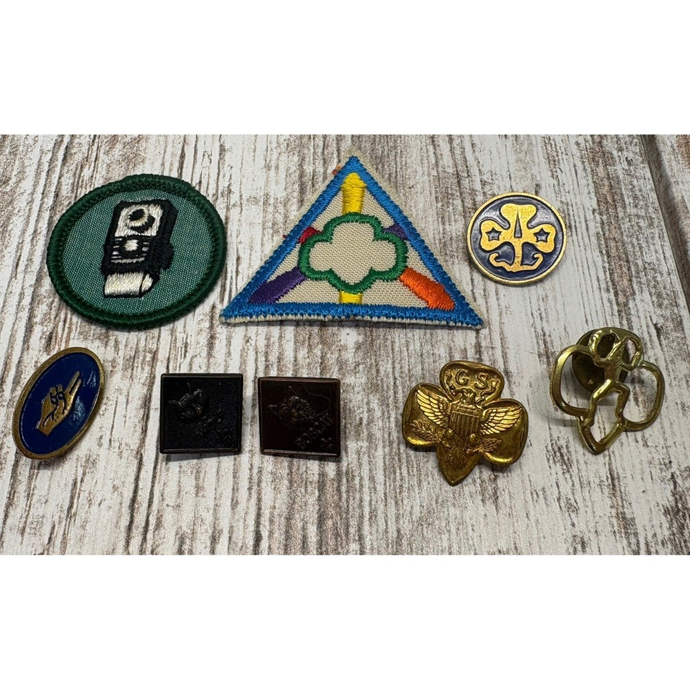 Vintage Lot of Girl Scout, Brownies, Bobcat, Wolf Pins And Patches